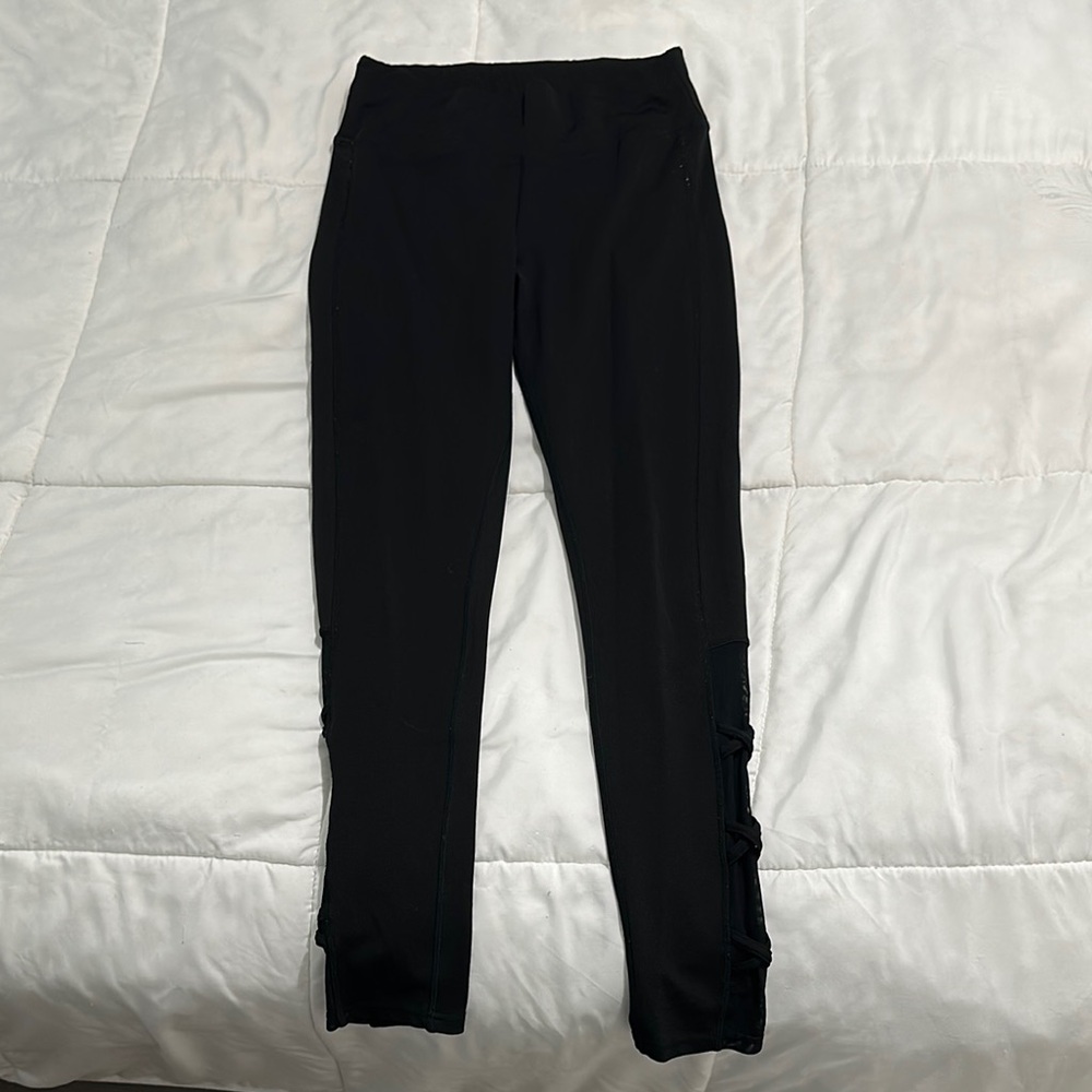 Pop fit leggings with crossed mesh bottoms
